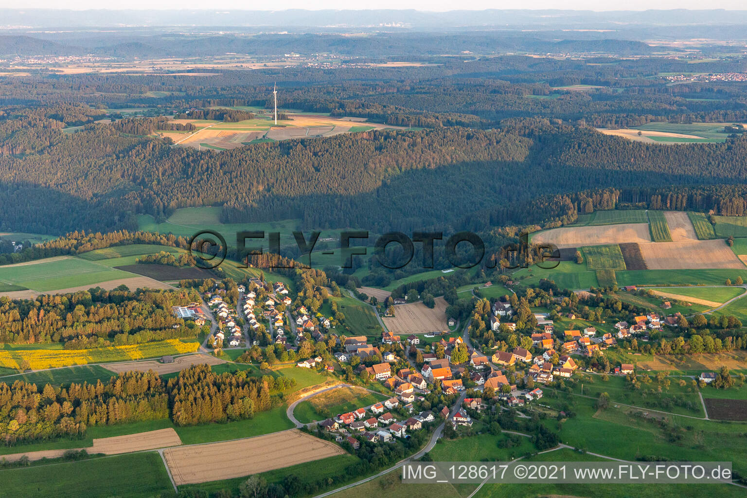 Wald- Gebiete und Forstflächen umsäumen das Siedlungsgebiet des Dorfes in Fürnsal in Dornhan im Bundesland Baden-Württemberg, Deutschland