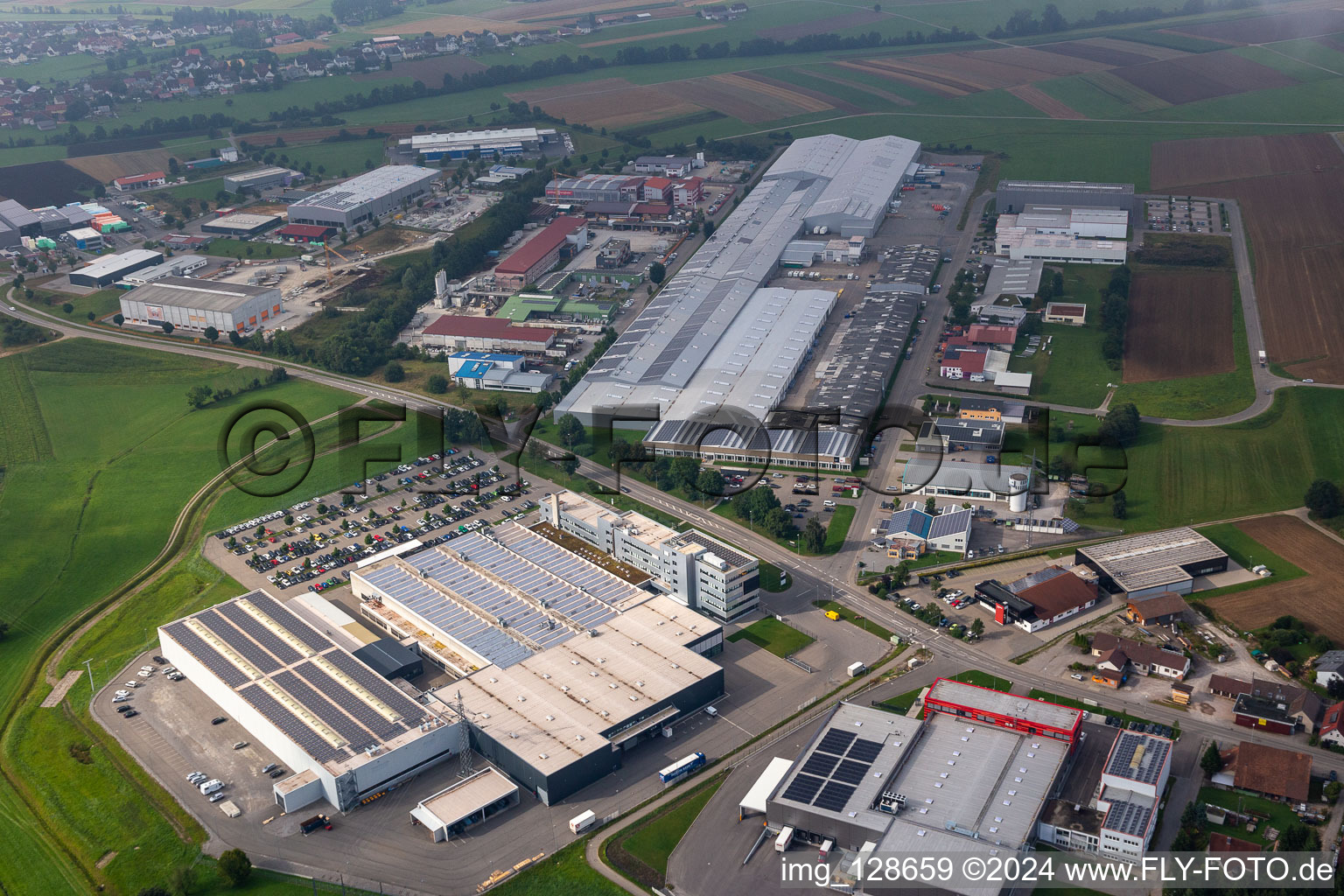 Luftbild von Industrie- und Gewerbegebiet mit Beton - Fertigteil - Union GmbH & Co. KG; Schwäbische Werkzeugmaschinen GmbH, KMS Automation GmbH in Schramberg im Ortsteil Waldmössingen im Bundesland Baden-Württemberg, Deutschland