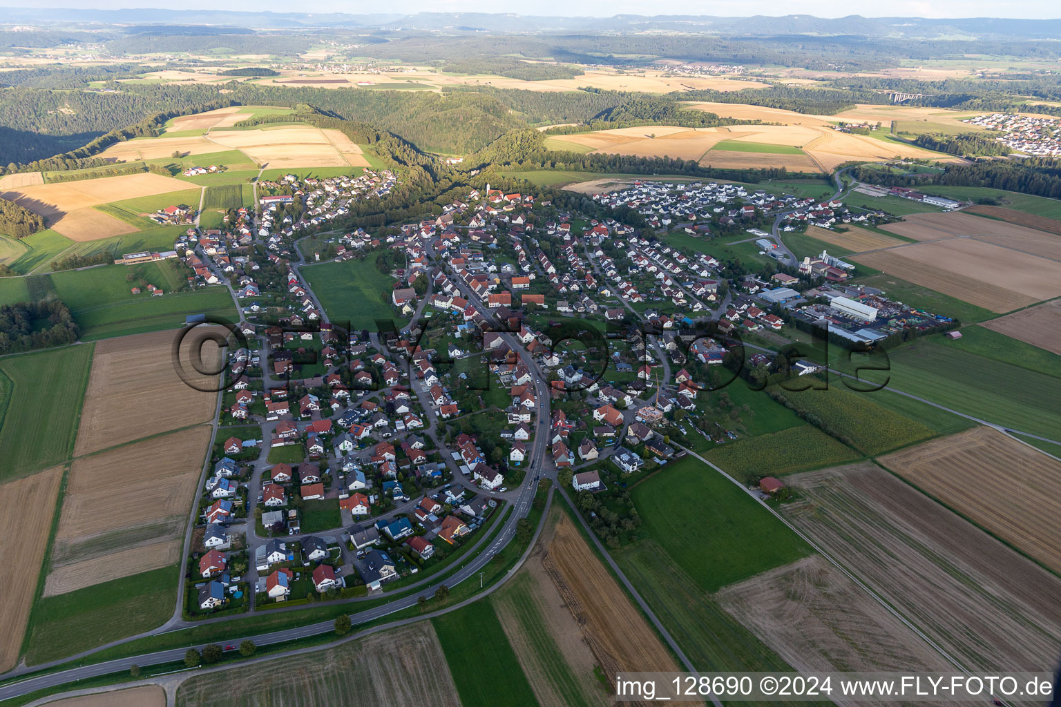 Schrägluftbild von Ortsteil Herrenzimmern in Bösingen im Bundesland Baden-Württemberg, Deutschland