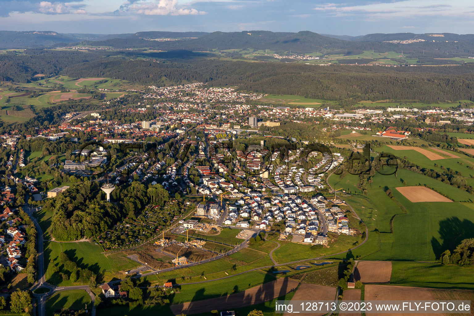 Luftbild von Stadtgebiet mit Außenbezirken und Innenstadtbereich in Rottweil im Bundesland Baden-Württemberg, Deutschland