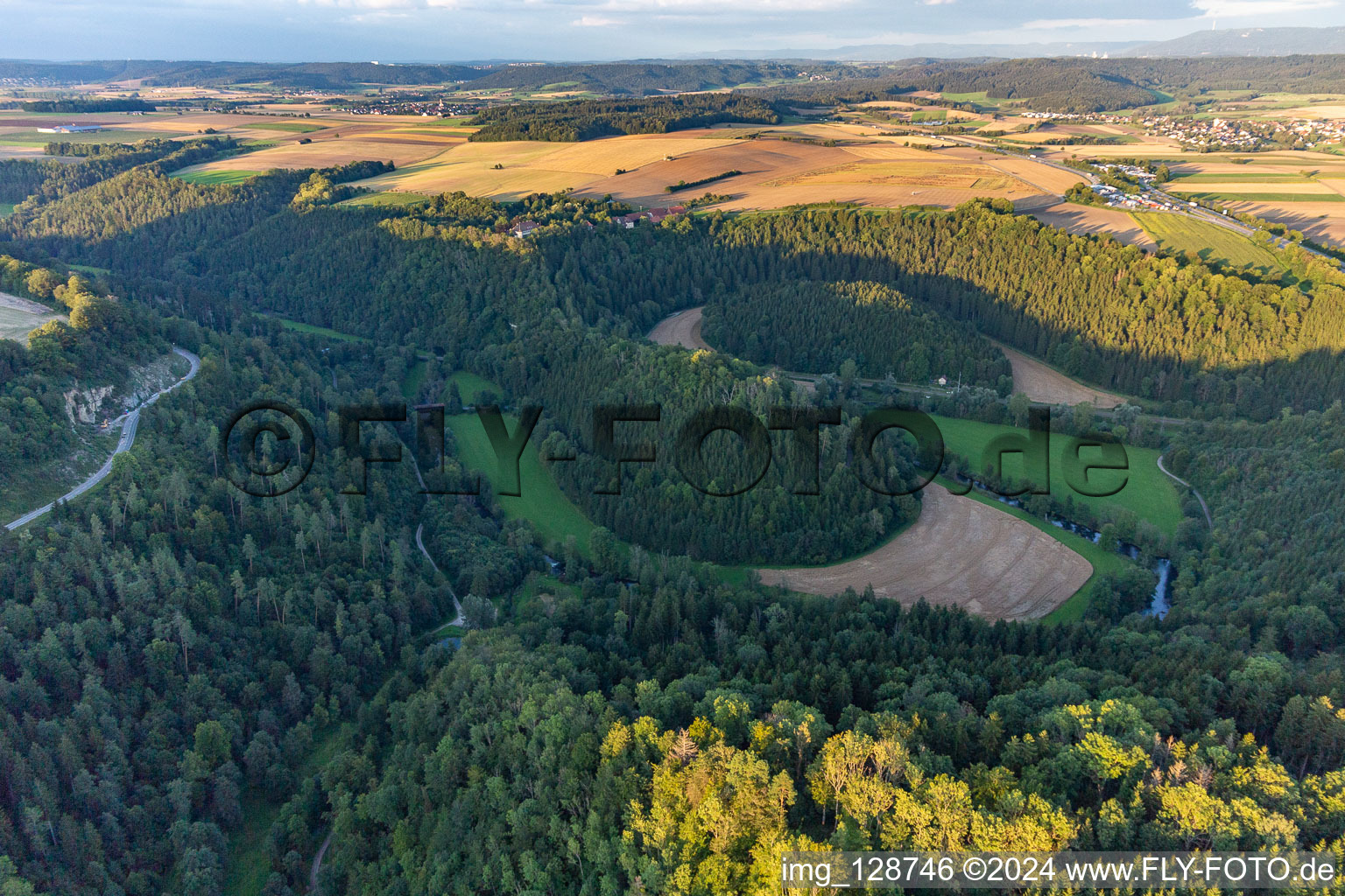 Luftbild von Neckartalschleife um  Burg Hohenstein in Dietingen im Bundesland Baden-Württemberg, Deutschland