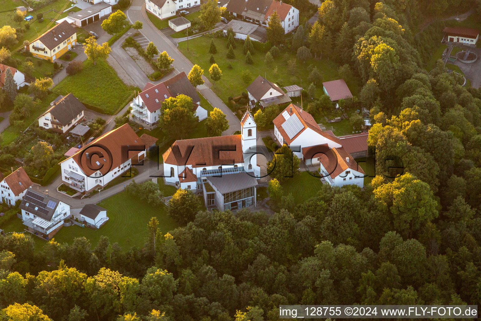 Kirchengebäude Kirche St. Jakobus in Herrenzimmern in Bösingen im Bundesland Baden-Württemberg, Deutschland