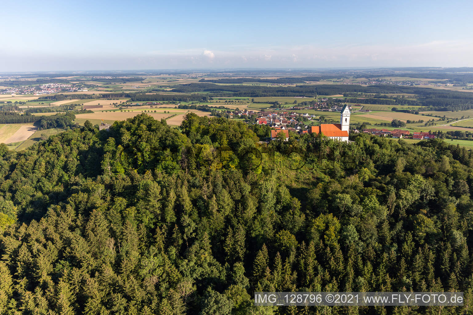 Luftaufnahme von Wallfahrtskirche St. Johannes Baptist auf dem Bussen in Uttenweiler im Bundesland Baden-Württemberg, Deutschland
