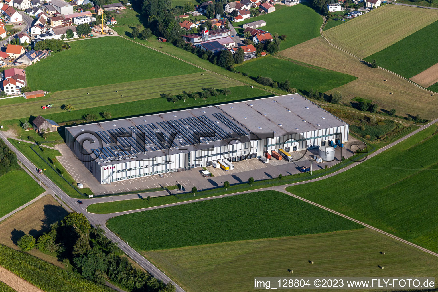 Gebäude und Produktionshallen auf dem Fabrikgelände der Beurer GmbH in Uttenweiler im Bundesland Baden-Württemberg, Deutschland