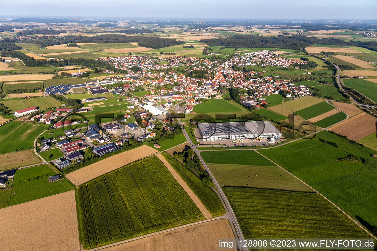 Luftbild von Gebäude und Produktionshallen auf dem Fabrikgelände der Beurer GmbH in Uttenweiler im Bundesland Baden-Württemberg, Deutschland