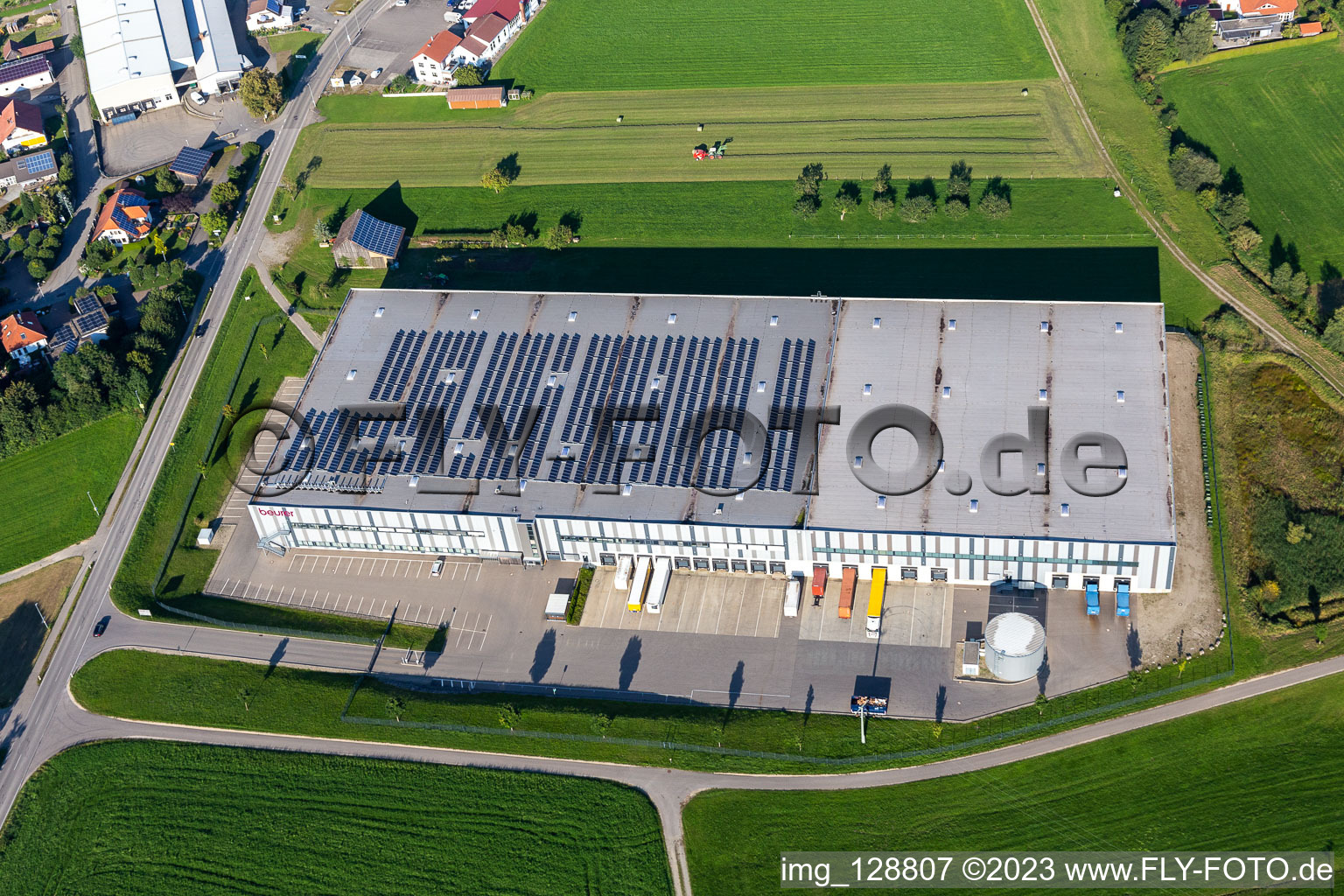 Luftaufnahme von Gebäude und Produktionshallen auf dem Fabrikgelände der Beurer GmbH in Uttenweiler im Bundesland Baden-Württemberg, Deutschland
