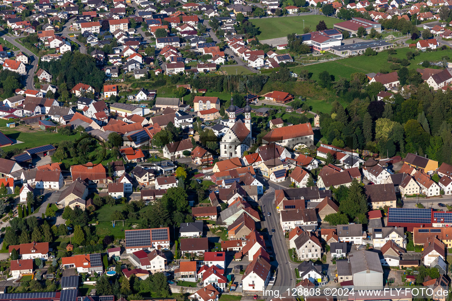 Ortsansicht der Straßen und Häuser der Wohngebiete in Uttenweiler im Bundesland Baden-Württemberg, Deutschland