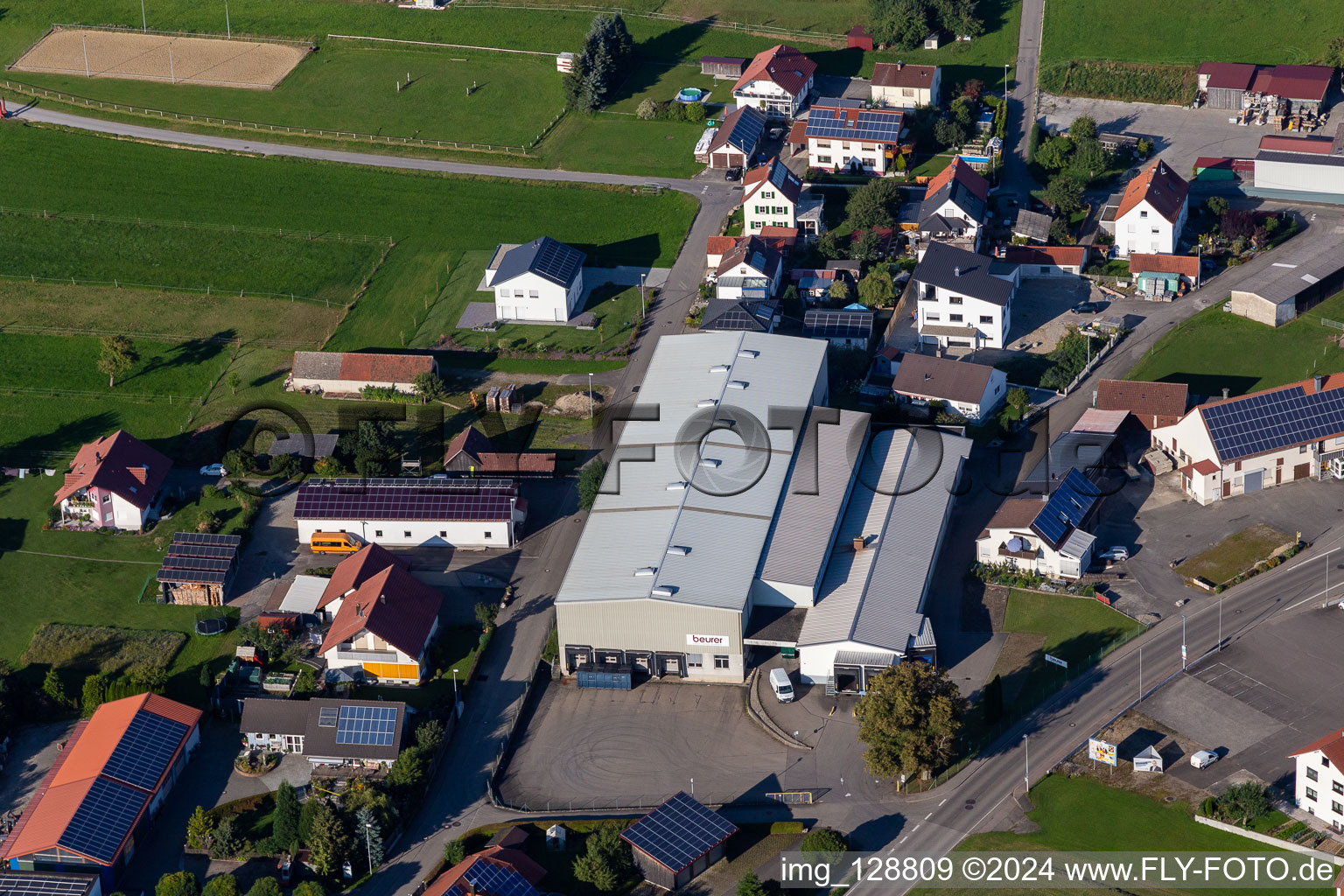 Schrägluftbild von Gebäude und Produktionshallen auf dem Fabrikgelände der Beurer GmbH in Uttenweiler im Bundesland Baden-Württemberg, Deutschland