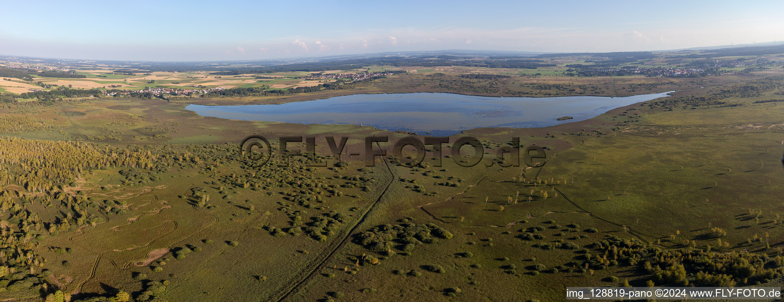 Luftbild von Uferbereiche am Seegebiet des Federsee in Bad Buchau im Bundesland Baden-Württemberg, Deutschland