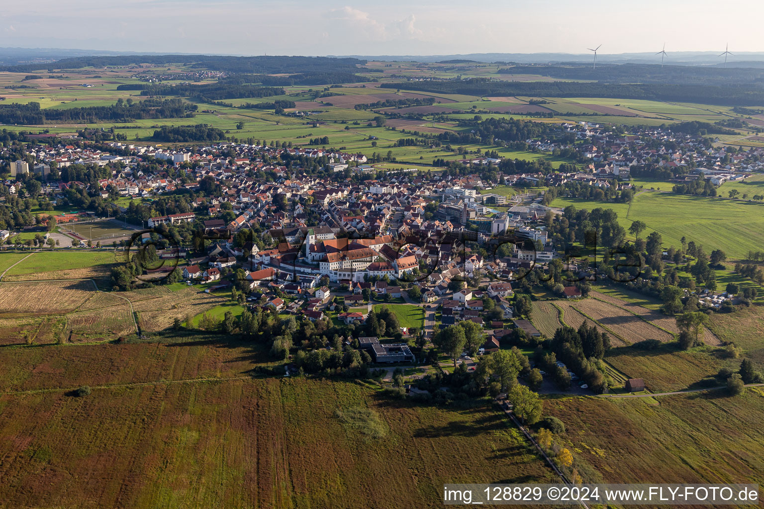 Ortsansicht der Straßen und Häuser der Wohngebiete in Bad Buchau im Bundesland Baden-Württemberg, Deutschland