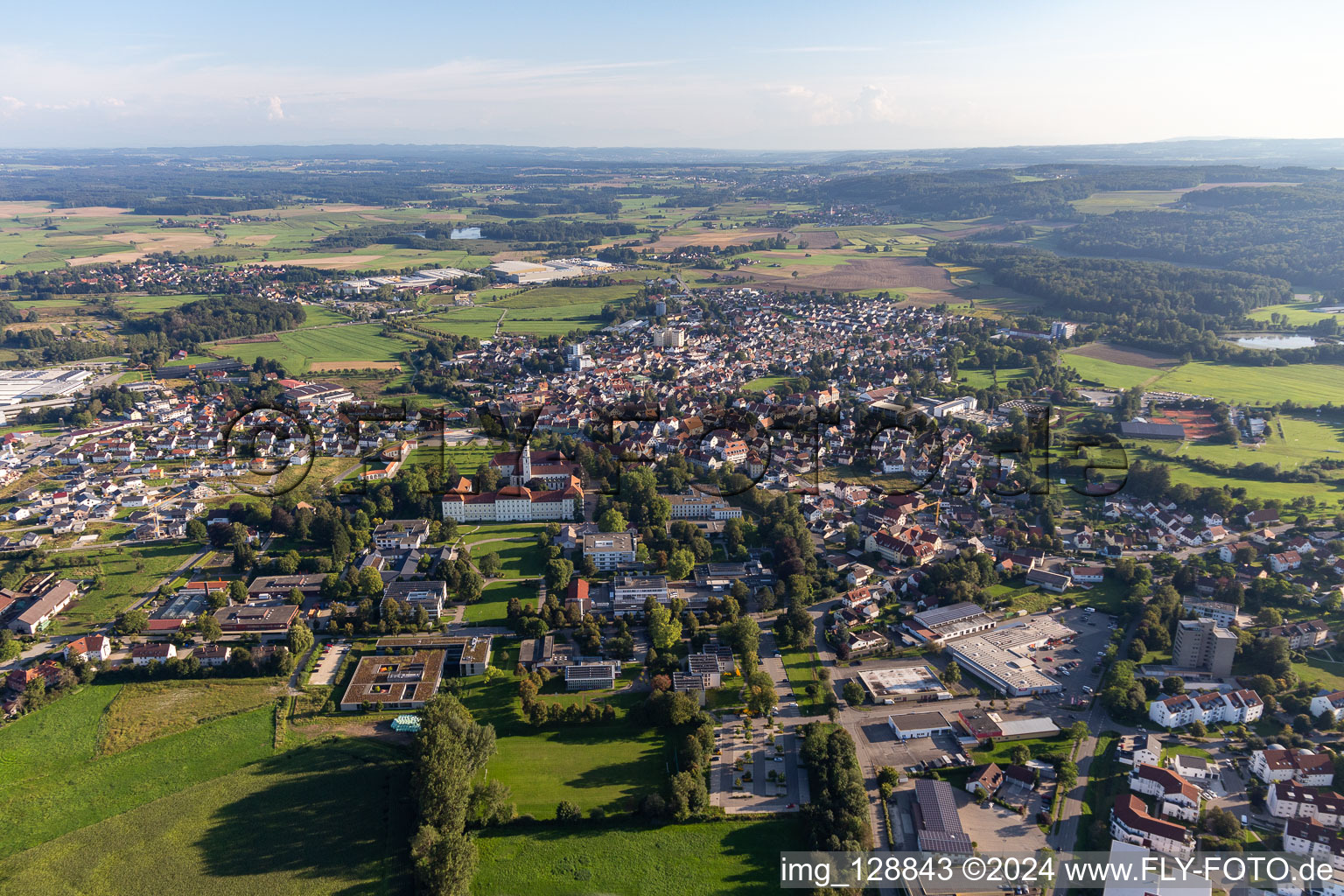 Stadtansicht vom Innenstadtbereich mit dem Stadtrand angrenzend an landwirtschaftliche Feldern in Bad Schussenried im Ortsteil Roppertsweiler im Bundesland Baden-Württemberg, Deutschland