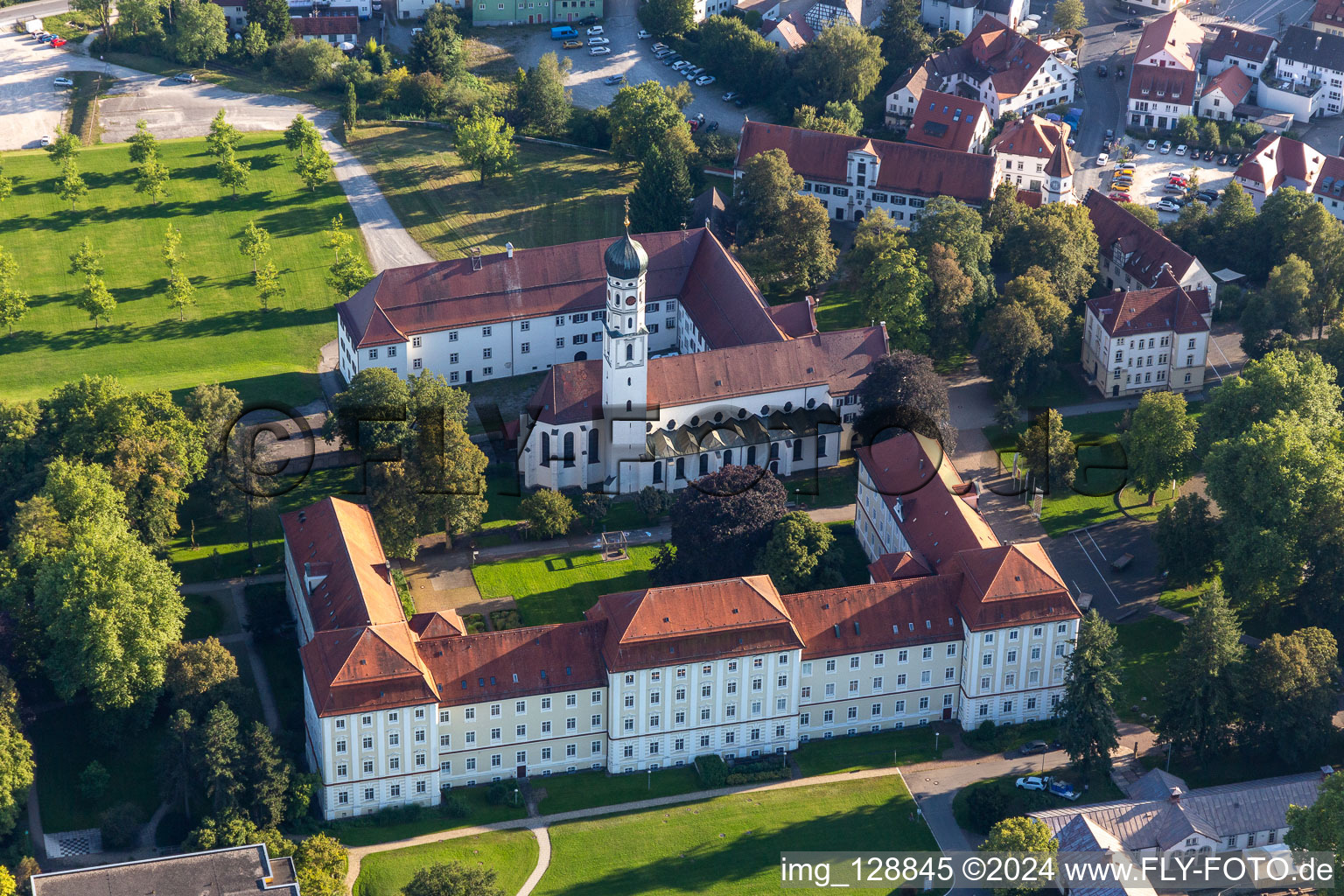 Luftbild von Gebäudekomplex des Klosters in Bad Schussenried im Ortsteil Roppertsweiler im Bundesland Baden-Württemberg, Deutschland