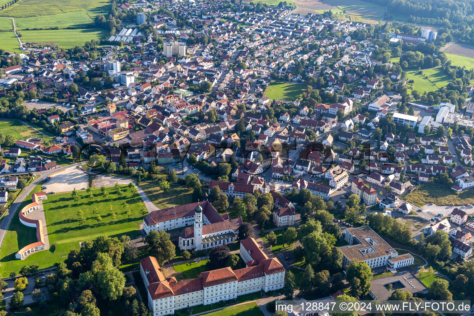 Luftaufnahme von Gebäudekomplex des Klosters in Bad Schussenried im Ortsteil Roppertsweiler im Bundesland Baden-Württemberg, Deutschland