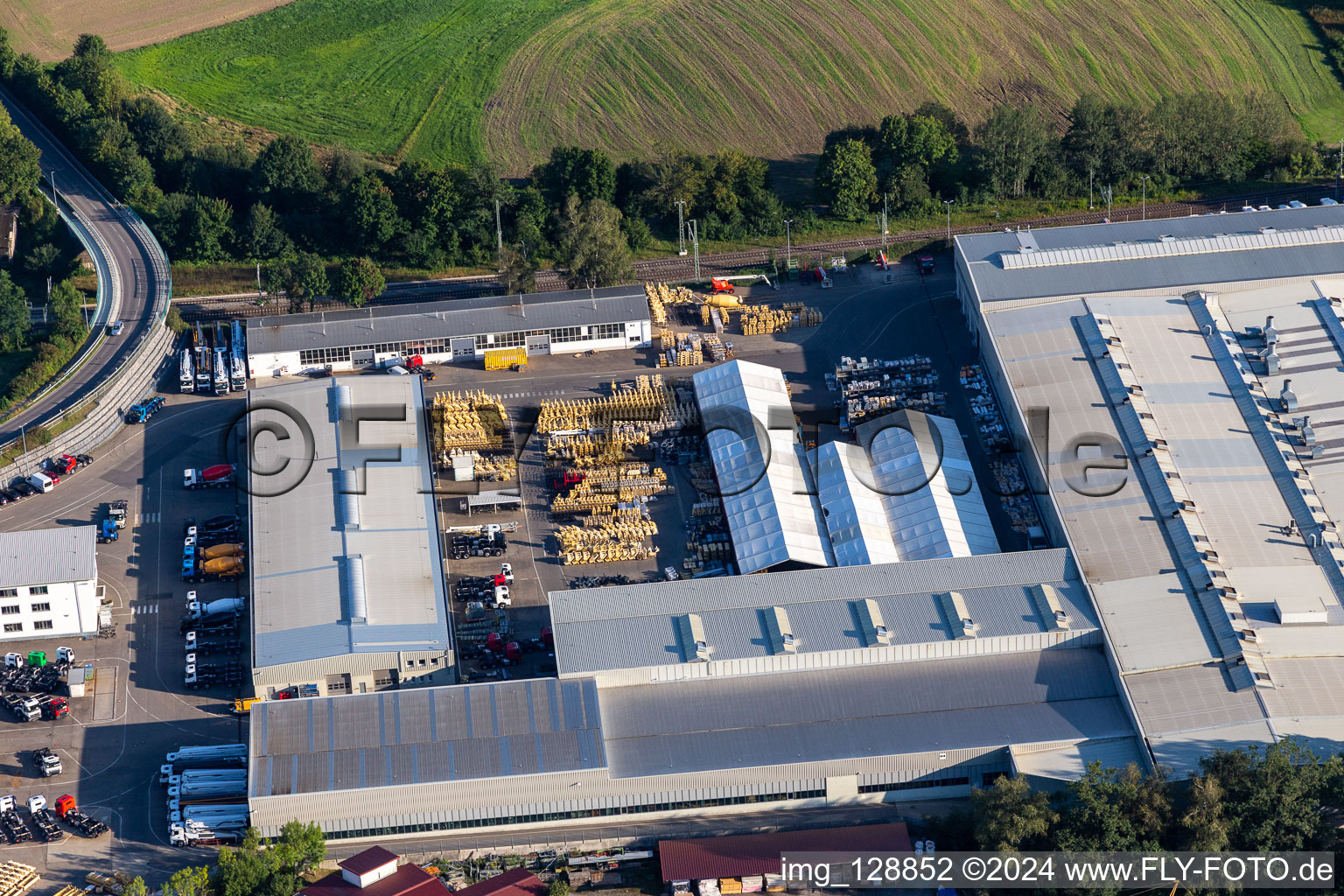 Gebäude und Produktionshallen auf dem Fabrikgelände der Liebherr-Mischtechnik GmbH in Bad Schussenried im Ortsteil Kürnbach im Bundesland Baden-Württemberg, Deutschland