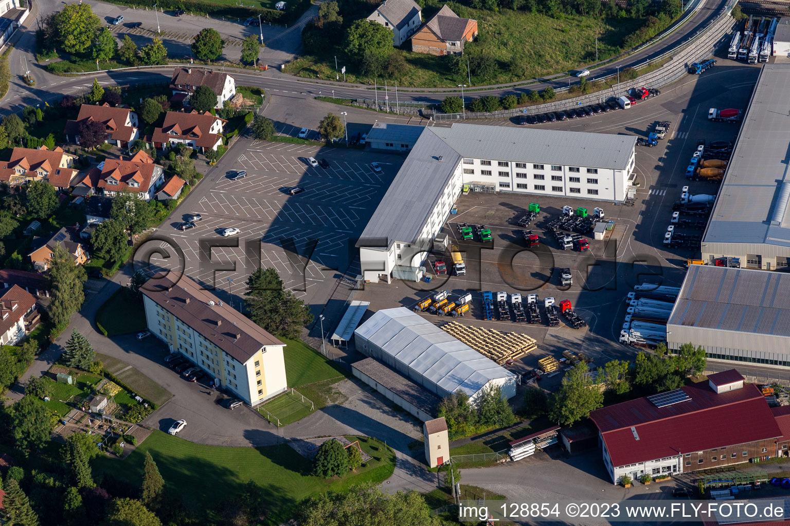 Luftbild von Gebäude und Produktionshallen auf dem Fabrikgelände der Liebherr-Mischtechnik GmbH in Bad Schussenried im Ortsteil Kürnbach im Bundesland Baden-Württemberg, Deutschland