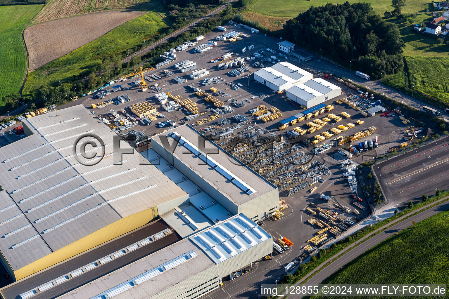 Luftaufnahme von Gebäude und Produktionshallen auf dem Fabrikgelände der Liebherr-Mischtechnik GmbH in Bad Schussenried im Ortsteil Kürnbach im Bundesland Baden-Württemberg, Deutschland