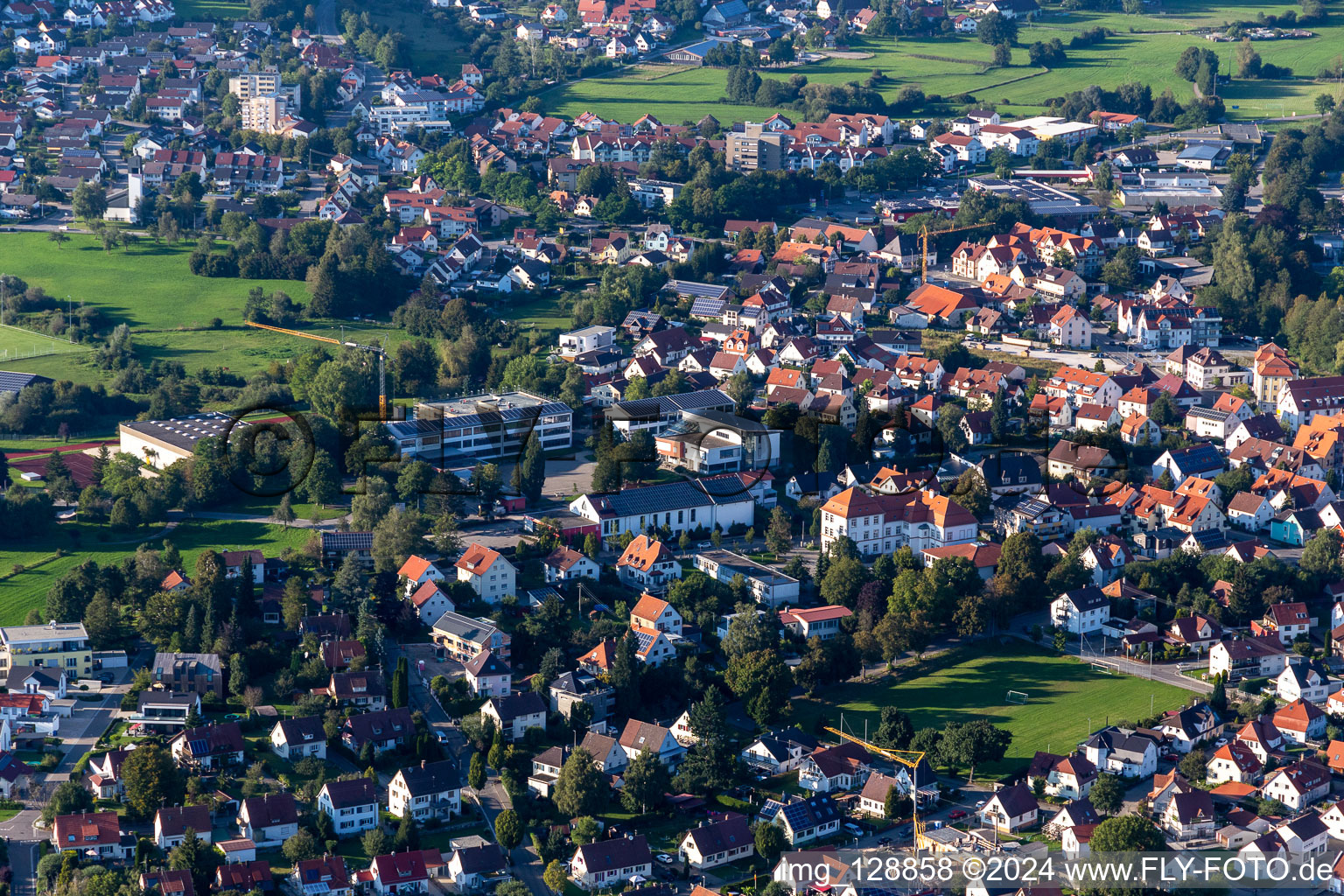 Drümmelbergschule und Löwen-Sportplatz im Ortsteil Zellerhof in Bad Schussenried im Bundesland Baden-Württemberg, Deutschland