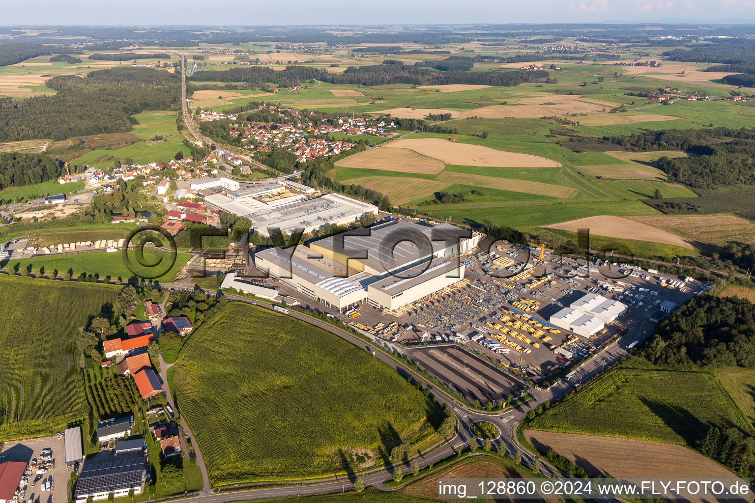 Schrägluftbild von Gebäude und Produktionshallen auf dem Fabrikgelände der Liebherr-Mischtechnik GmbH in Bad Schussenried im Ortsteil Kürnbach im Bundesland Baden-Württemberg, Deutschland