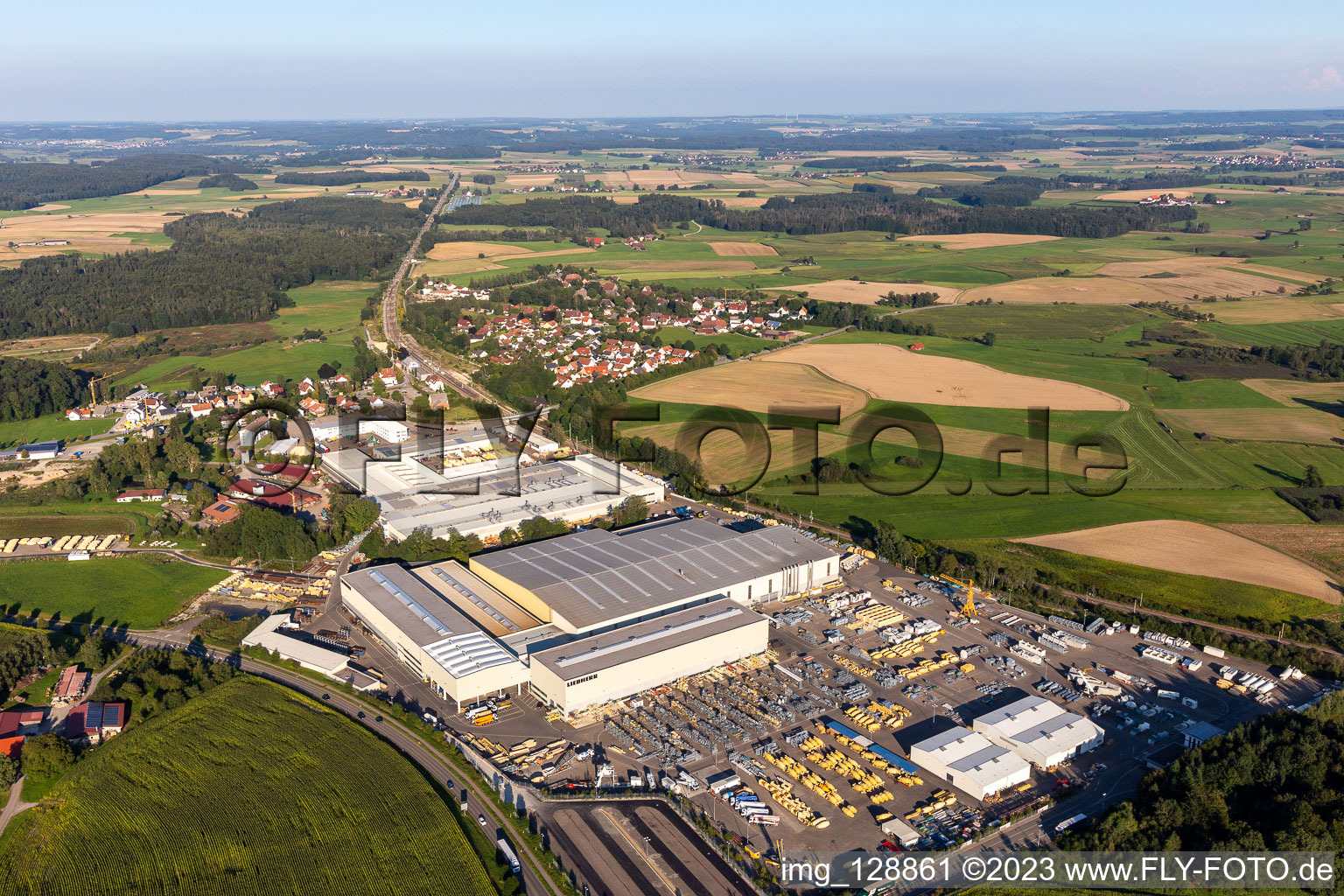 Gebäude und Produktionshallen auf dem Fabrikgelände der Liebherr-Mischtechnik GmbH in Bad Schussenried im Ortsteil Kürnbach im Bundesland Baden-Württemberg, Deutschland von oben