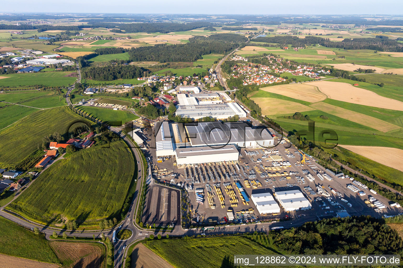 Gebäude und Produktionshallen auf dem Fabrikgelände der Liebherr-Mischtechnik GmbH in Bad Schussenried im Ortsteil Kürnbach im Bundesland Baden-Württemberg, Deutschland aus der Luft