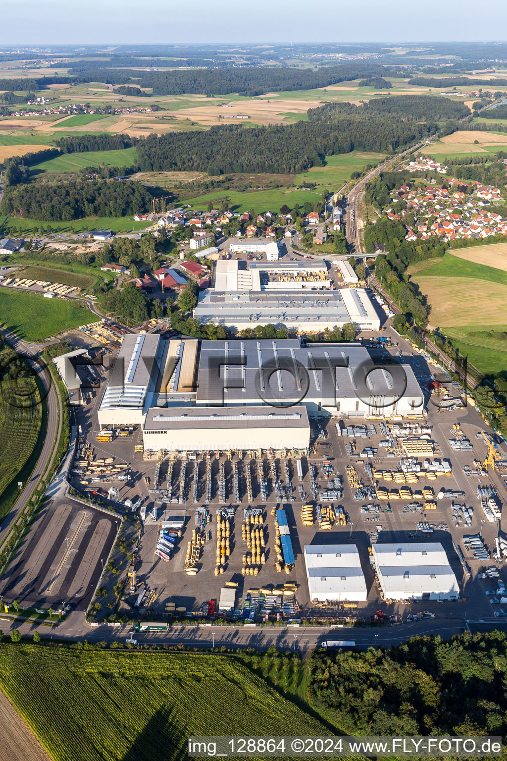 Gebäude und Produktionshallen auf dem Fabrikgelände der Liebherr-Mischtechnik GmbH in Bad Schussenried im Ortsteil Kürnbach im Bundesland Baden-Württemberg, Deutschland von oben gesehen