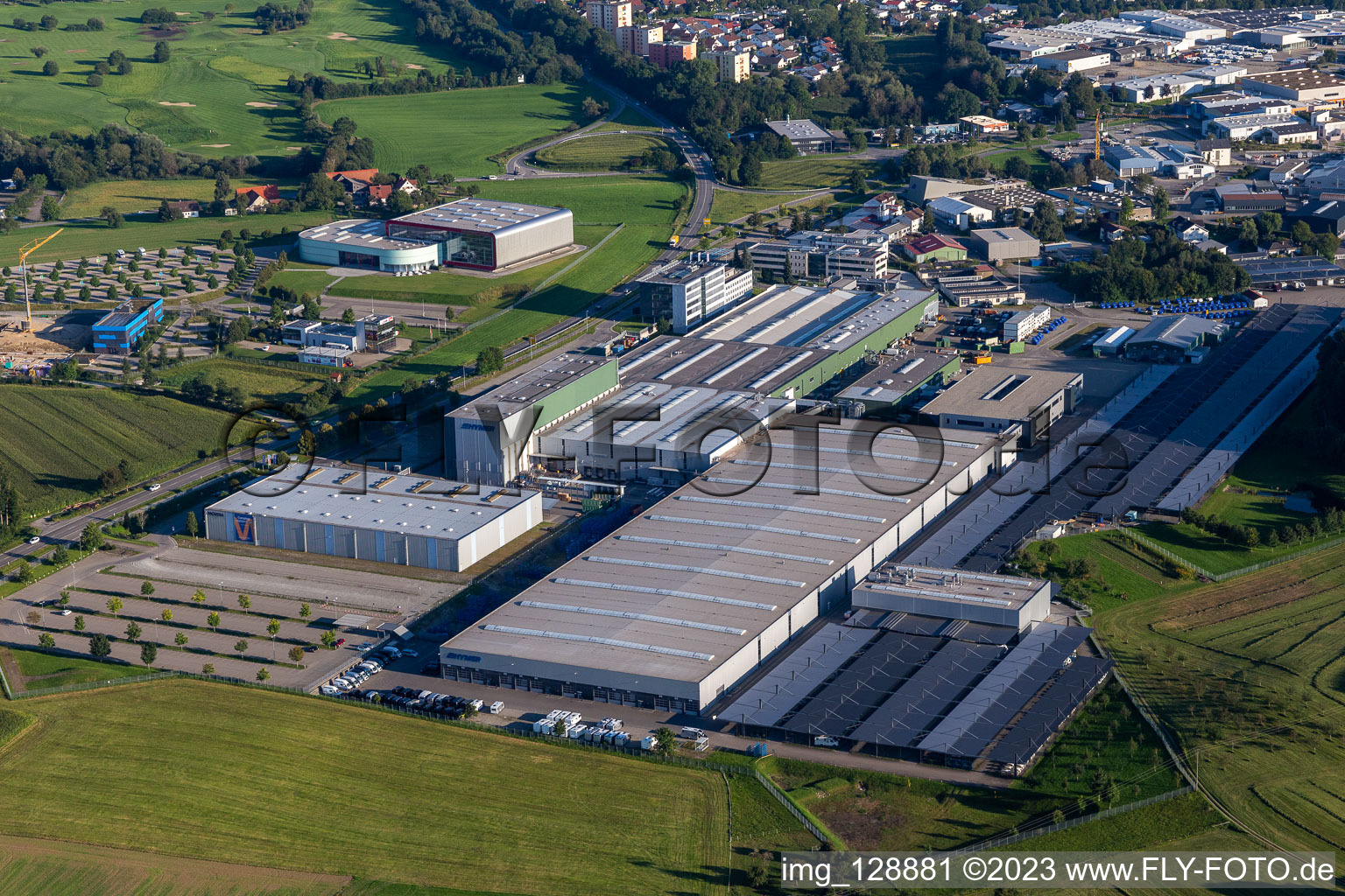 Luftbild von Gebäude und Produktionshallen auf dem Fahrzeugbau- Werksgelände der Hymer Reisemobile GmbH in Bad Waldsee im Ortsteil Steinenberg im Bundesland Baden-Württemberg, Deutschland