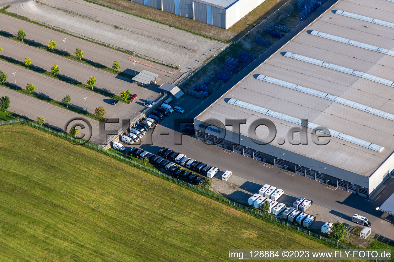 Gebäude und Produktionshallen auf dem Fahrzeugbau- Werksgelände der Hymer Reisemobile GmbH in Bad Waldsee im Ortsteil Steinenberg im Bundesland Baden-Württemberg, Deutschland von oben