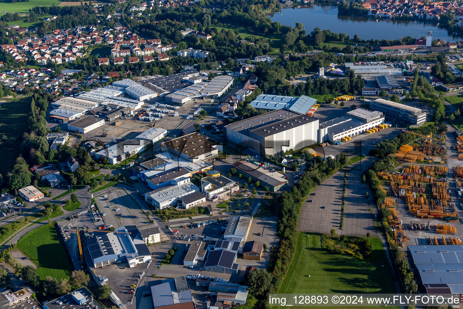 Luftbild von Gebäudekomplex und Logistikzentrum auf dem Gelände von Versandhaus Walz GmbH, Baby-Walz in Bad Waldsee im Bundesland Baden-Württemberg, Deutschland