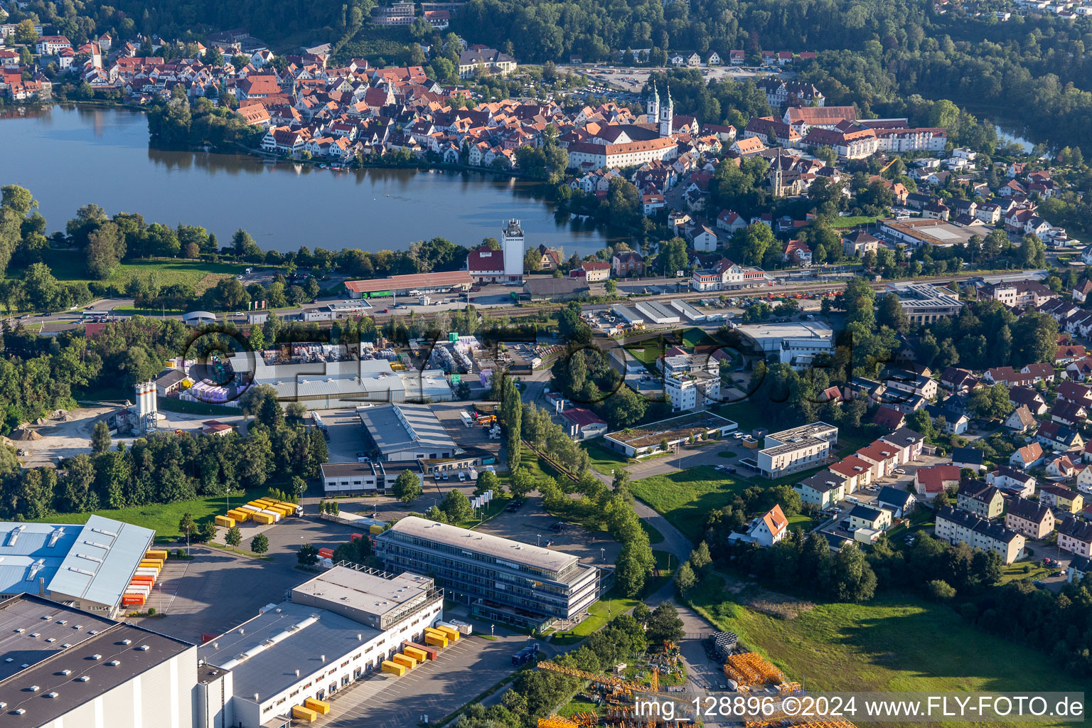 Stadtansicht des Innenstadtbereiches an den Uferbereichen des Stadt See in Bad Waldsee im Bundesland Baden-Württemberg, Deutschland