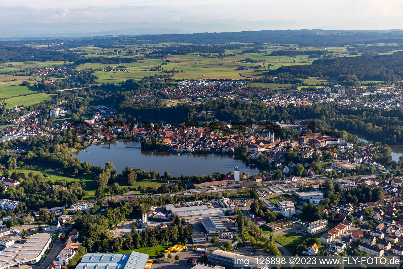 Luftbild von Stadtansicht des Innenstadtbereiches an den Uferbereichen des Stadt See in Bad Waldsee im Bundesland Baden-Württemberg, Deutschland