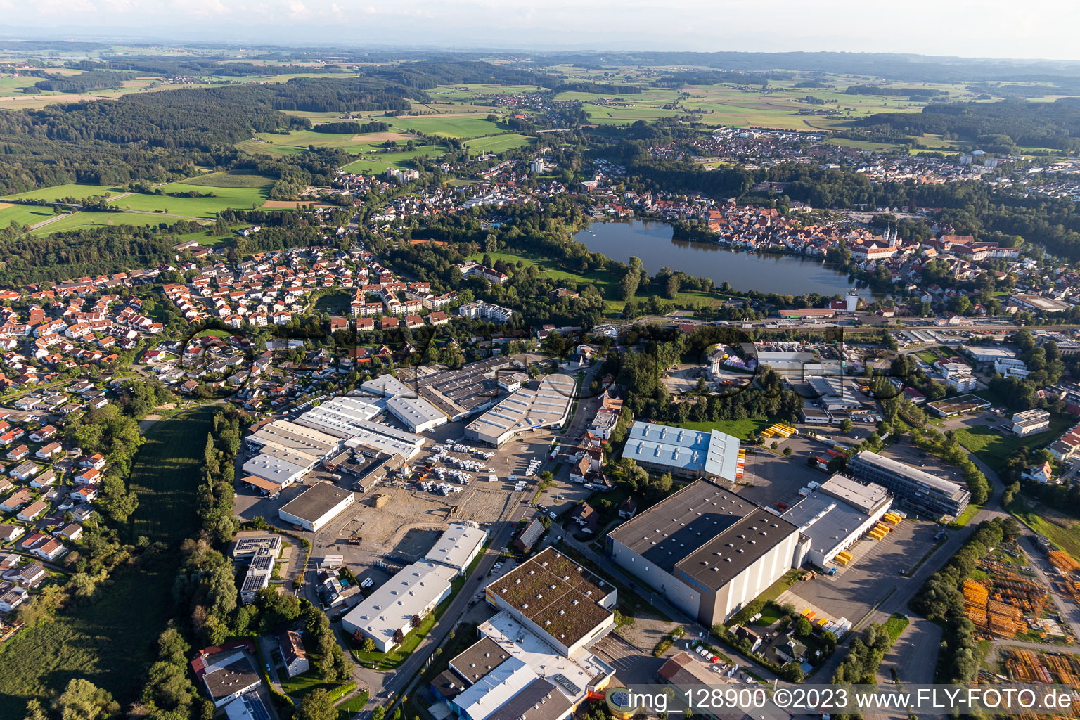 Luftaufnahme von Gebäudekomplex und Logistikzentrum auf dem Gelände von Versandhaus Walz GmbH, Baby-Walz in Bad Waldsee im Bundesland Baden-Württemberg, Deutschland