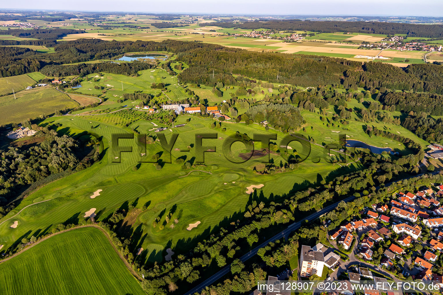 Luftaufnahme von Gelände des Golfplatz des Fürstlichen Golfclubs Oberschwaben e.V. in Bad Waldsee im Ortsteil Hopfenweiler im Bundesland Baden-Württemberg, Deutschland