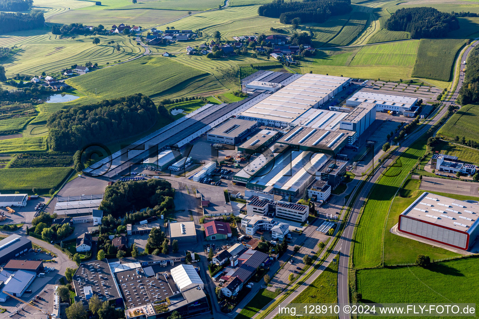 Luftbild von Gebäude und Produktionshallen auf dem Fahrzeugbau- Werksgelände der Hymer Reisemobile GmbH in Bad Waldsee im Bundesland Baden-Württemberg, Deutschland