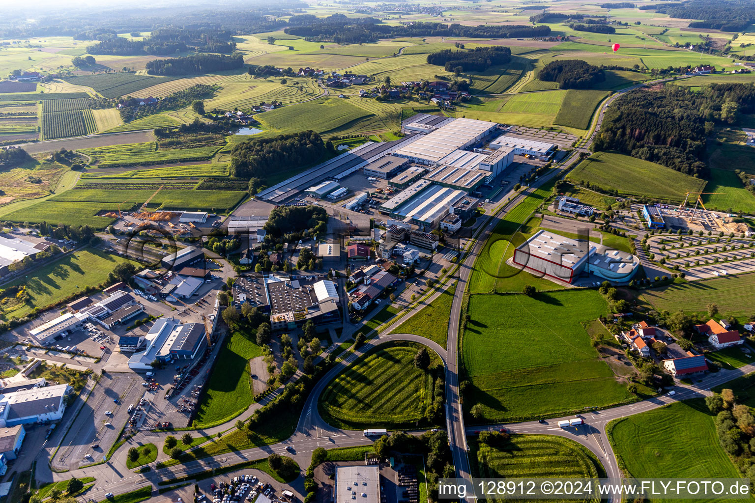 Luftaufnahme von Gebäude und Produktionshallen auf dem Fahrzeugbau- Werksgelände der Hymer Reisemobile GmbH in Bad Waldsee im Bundesland Baden-Württemberg, Deutschland