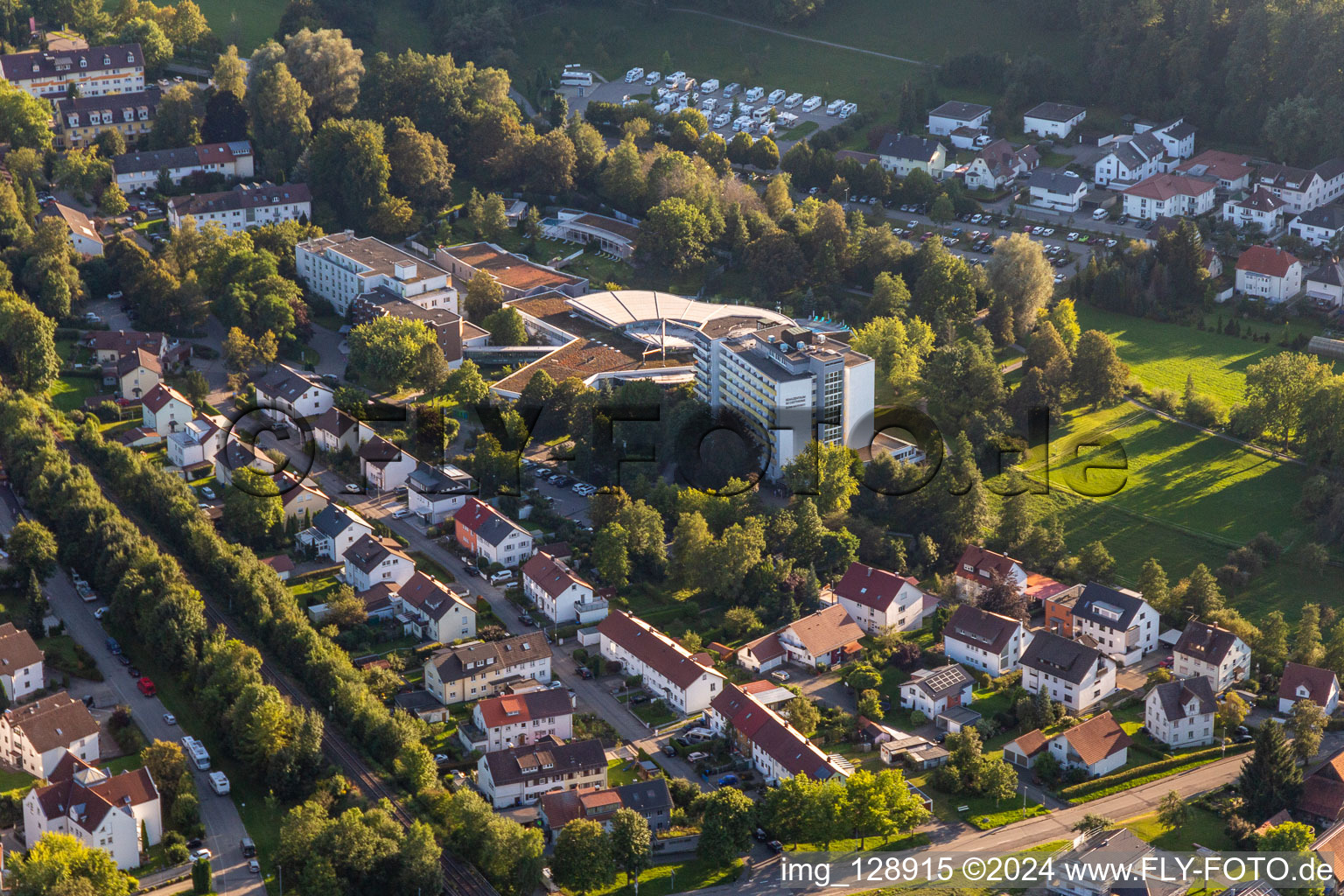 Therme und Schwimmbecken am Freibad der Freizeiteinrichtung Waldsee-Therme in Klinik Mayenbad in Bad Waldsee im Bundesland Baden-Württemberg, Deutschland