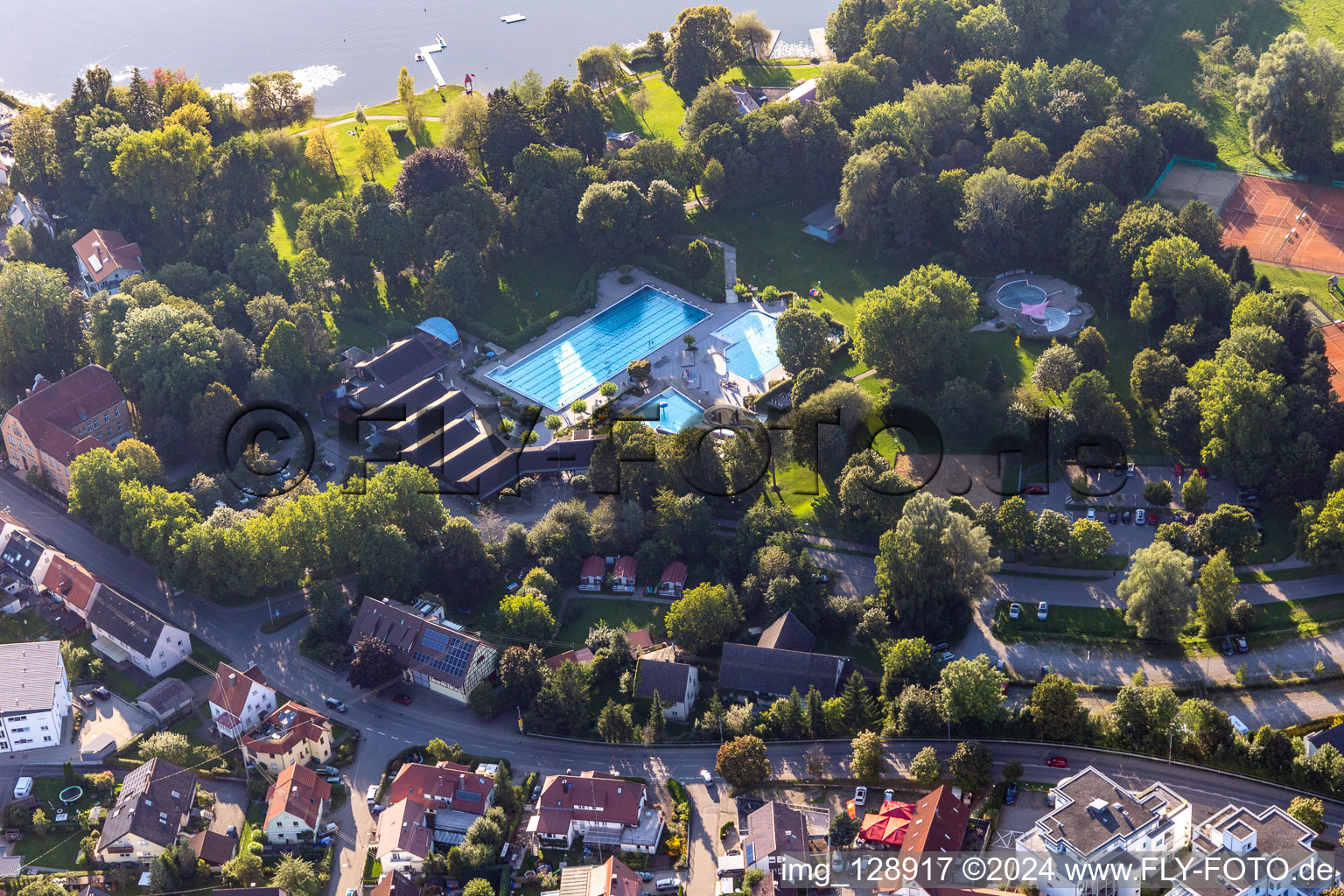 Becken und Uferbereiche am Strand- und Freibad Bad Waldsee in Bad Waldsee im Bundesland Baden-Württemberg, Deutschland