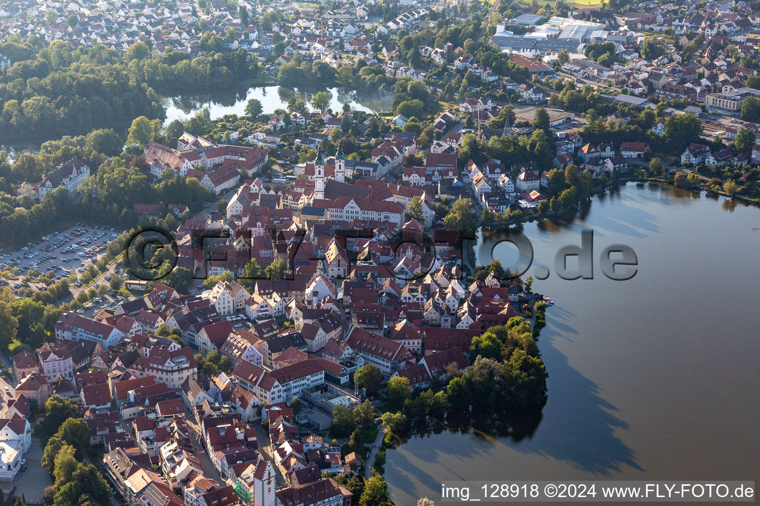 Stadtansicht des Innenstadtbereiches an den Uferbereichen des Stadt See in Bad Waldsee im Ortsteil Steinach im Bundesland Baden-Württemberg, Deutschland