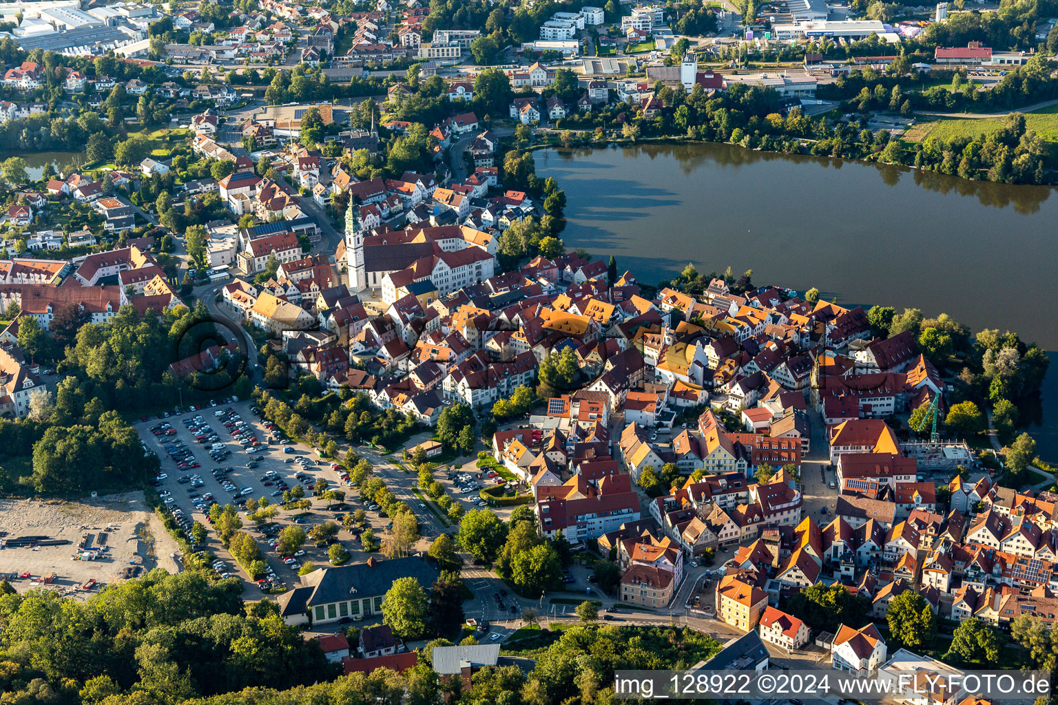 Kirchengebäude " Stadtpfarrkirche St. Peter " im Altstadt- Zentrum der Innenstadt in Bad Waldsee im Ortsteil Steinach im Bundesland Baden-Württemberg, Deutschland