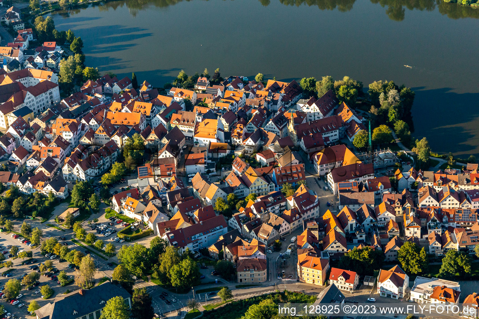 Luftbild von Stadtansicht des Innenstadtbereiches an den Uferbereichen des Stadt See in Bad Waldsee im Ortsteil Steinach im Bundesland Baden-Württemberg, Deutschland