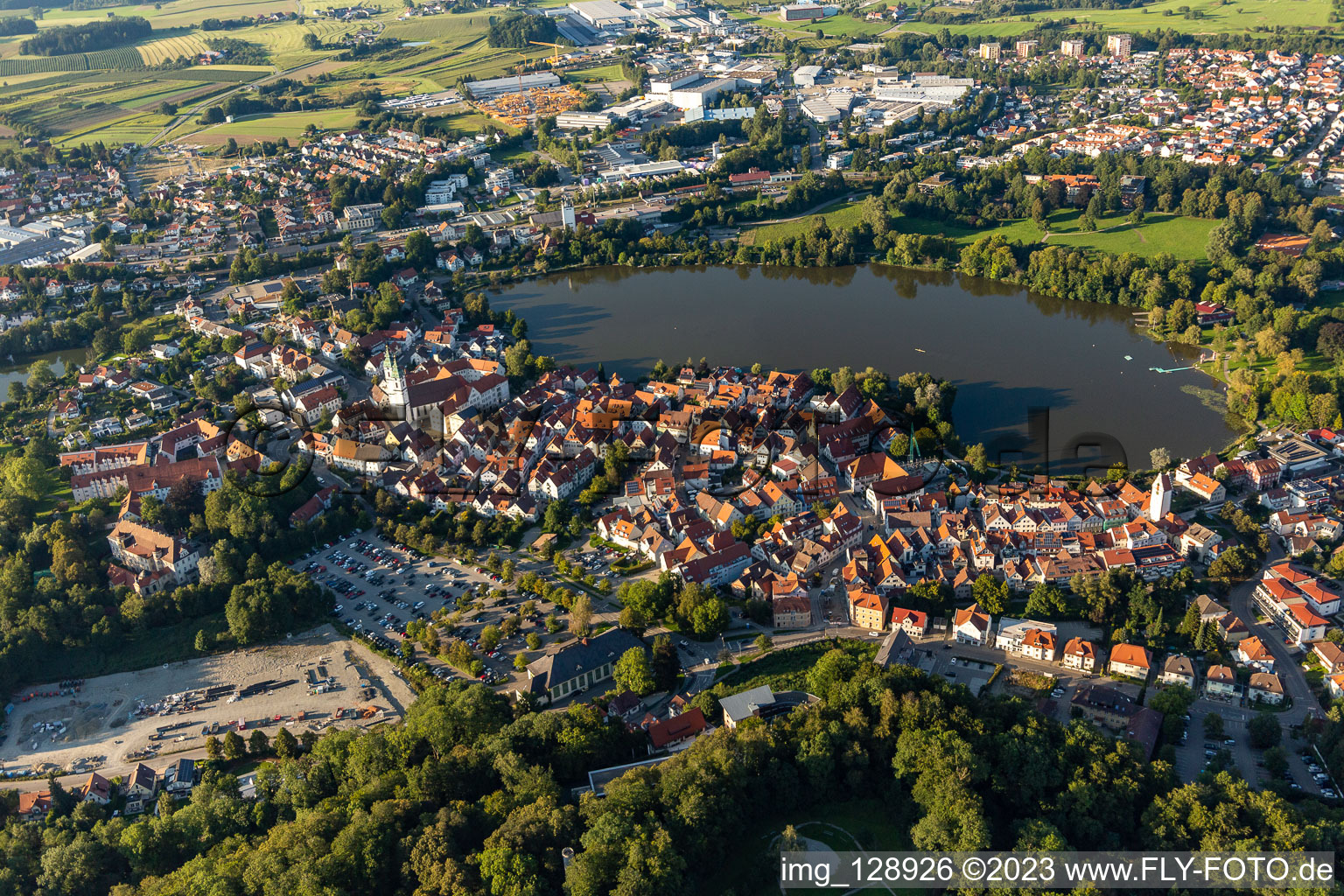 Luftaufnahme von Stadtansicht des Innenstadtbereiches an den Uferbereichen des Stadt See in Bad Waldsee im Bundesland Baden-Württemberg, Deutschland