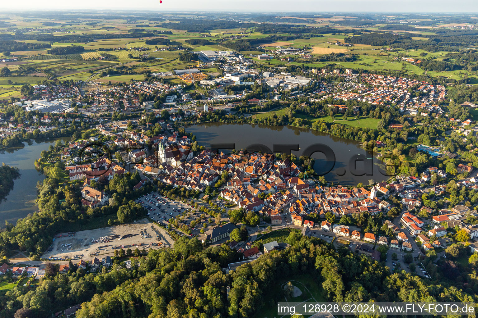 Schrägluftbild von Stadtansicht des Innenstadtbereiches an den Uferbereichen des Stadt See in Bad Waldsee im Bundesland Baden-Württemberg, Deutschland