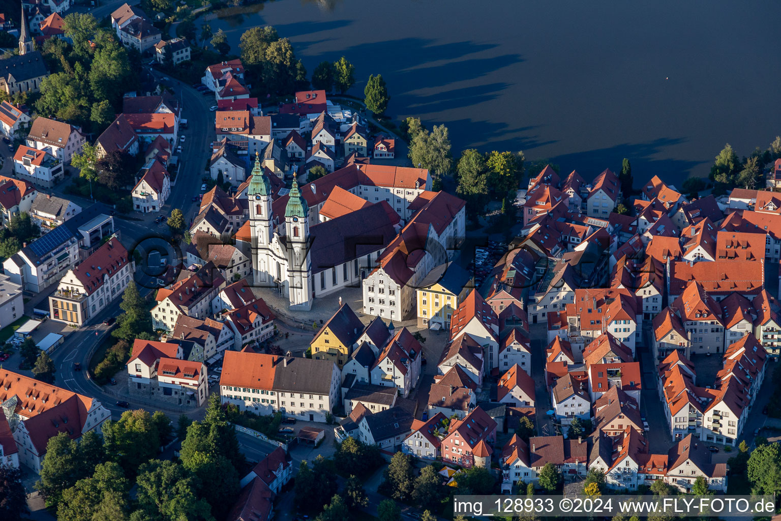 Luftaufnahme von Kirchengebäude " Stadtpfarrkirche St. Peter " im Altstadt- Zentrum der Innenstadt in Bad Waldsee im Ortsteil Steinach im Bundesland Baden-Württemberg, Deutschland