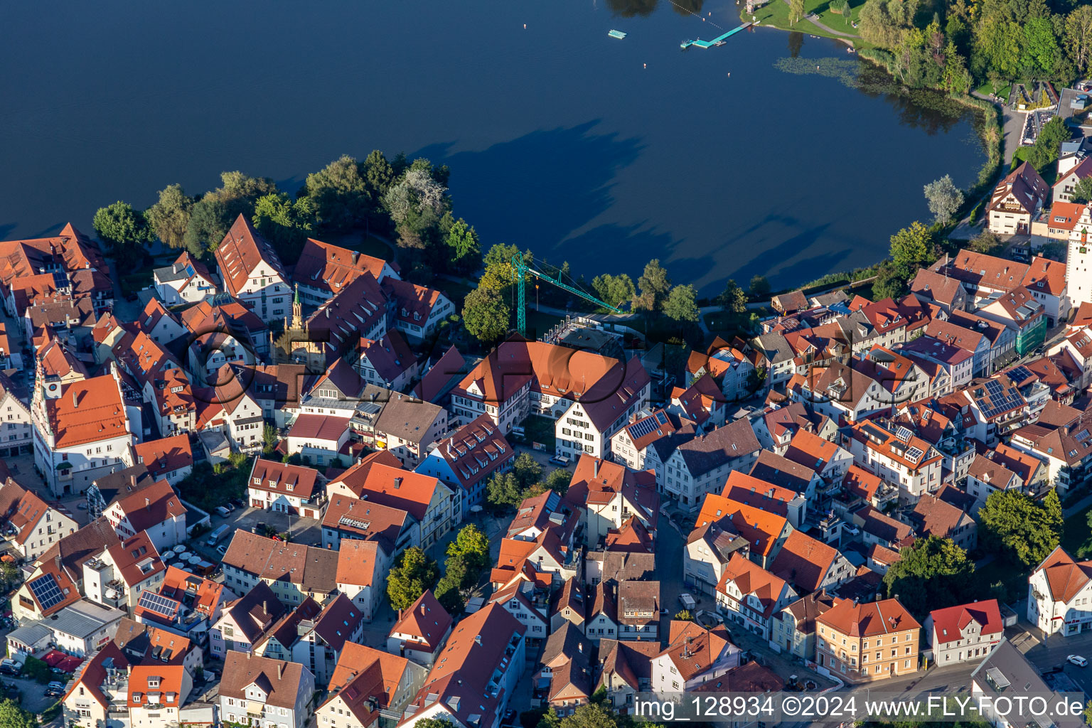 Stadtansicht des Innenstadtbereiches an den Uferbereichen des Stadt See in Bad Waldsee im Bundesland Baden-Württemberg, Deutschland von oben