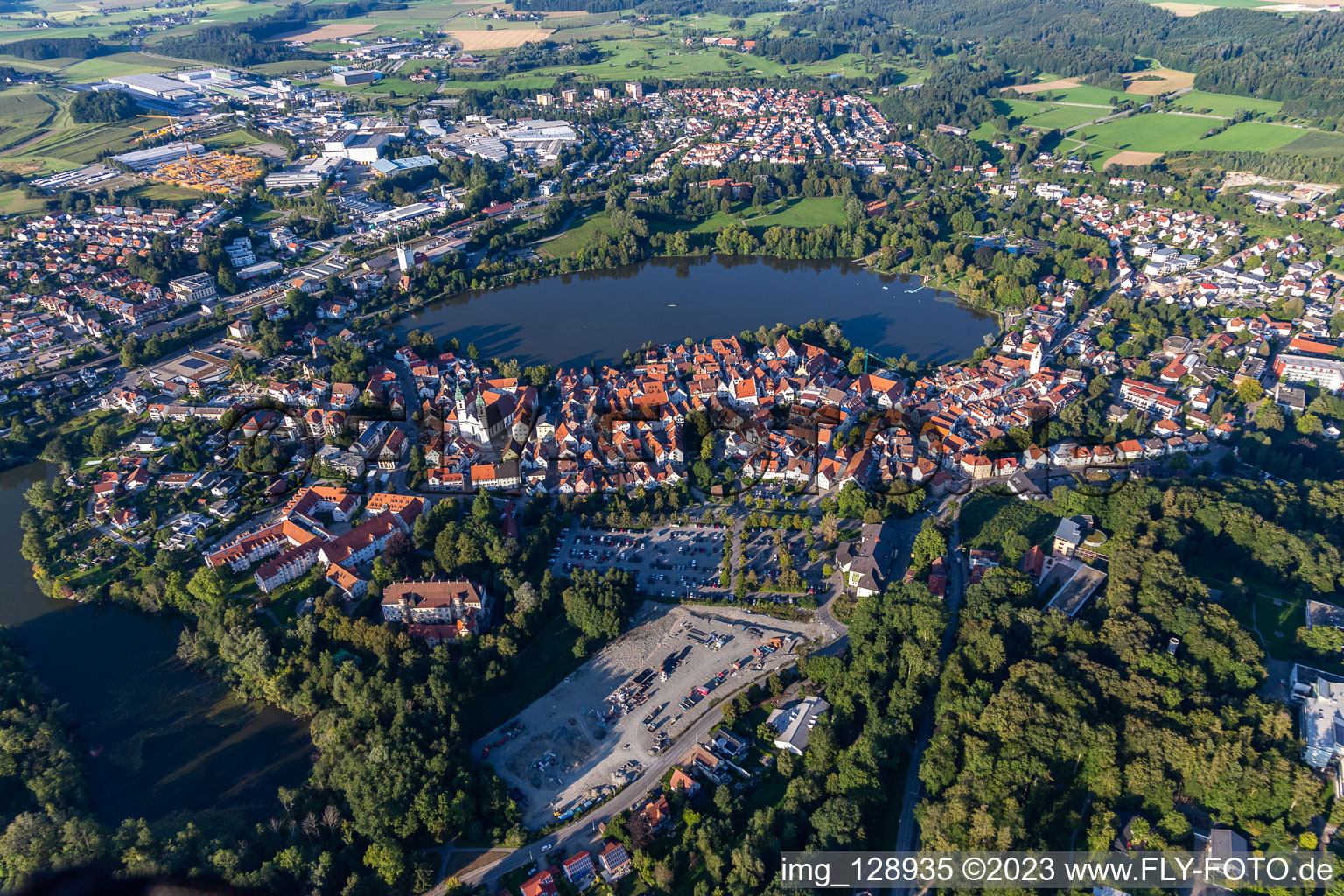 Luftaufnahme von Stadtansicht des Innenstadtbereiches an den Uferbereichen des Stadt See in Bad Waldsee im Ortsteil Steinach im Bundesland Baden-Württemberg, Deutschland