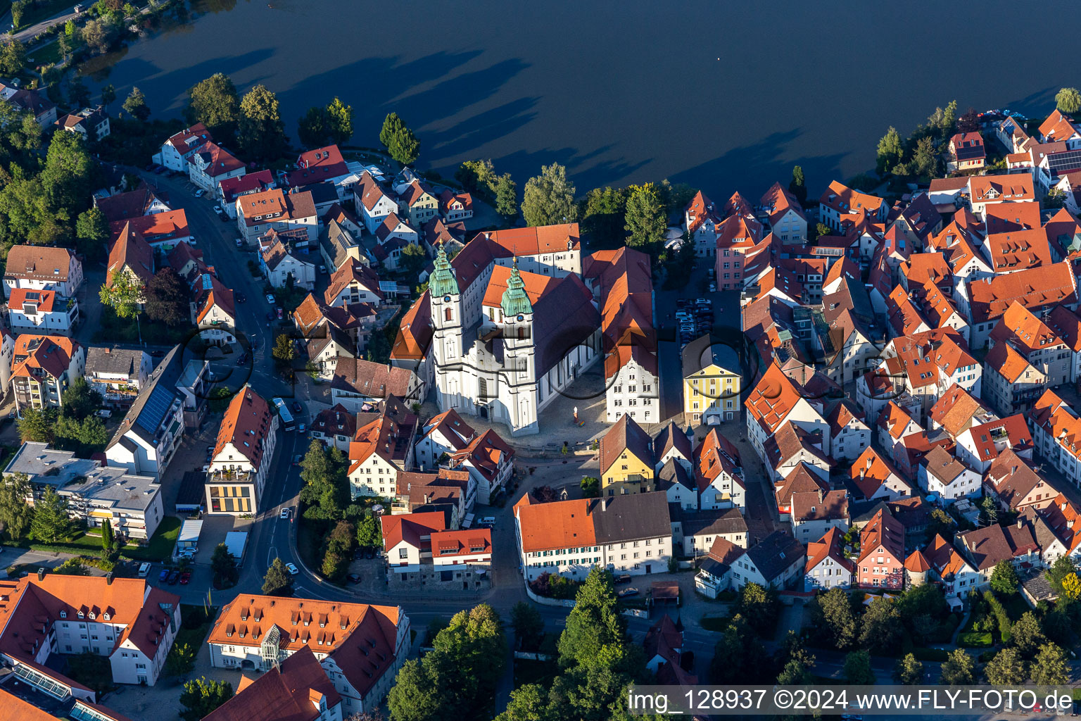 Schrägluftbild von Kirchengebäude " Stadtpfarrkirche St. Peter " im Altstadt- Zentrum der Innenstadt in Bad Waldsee im Ortsteil Steinach im Bundesland Baden-Württemberg, Deutschland