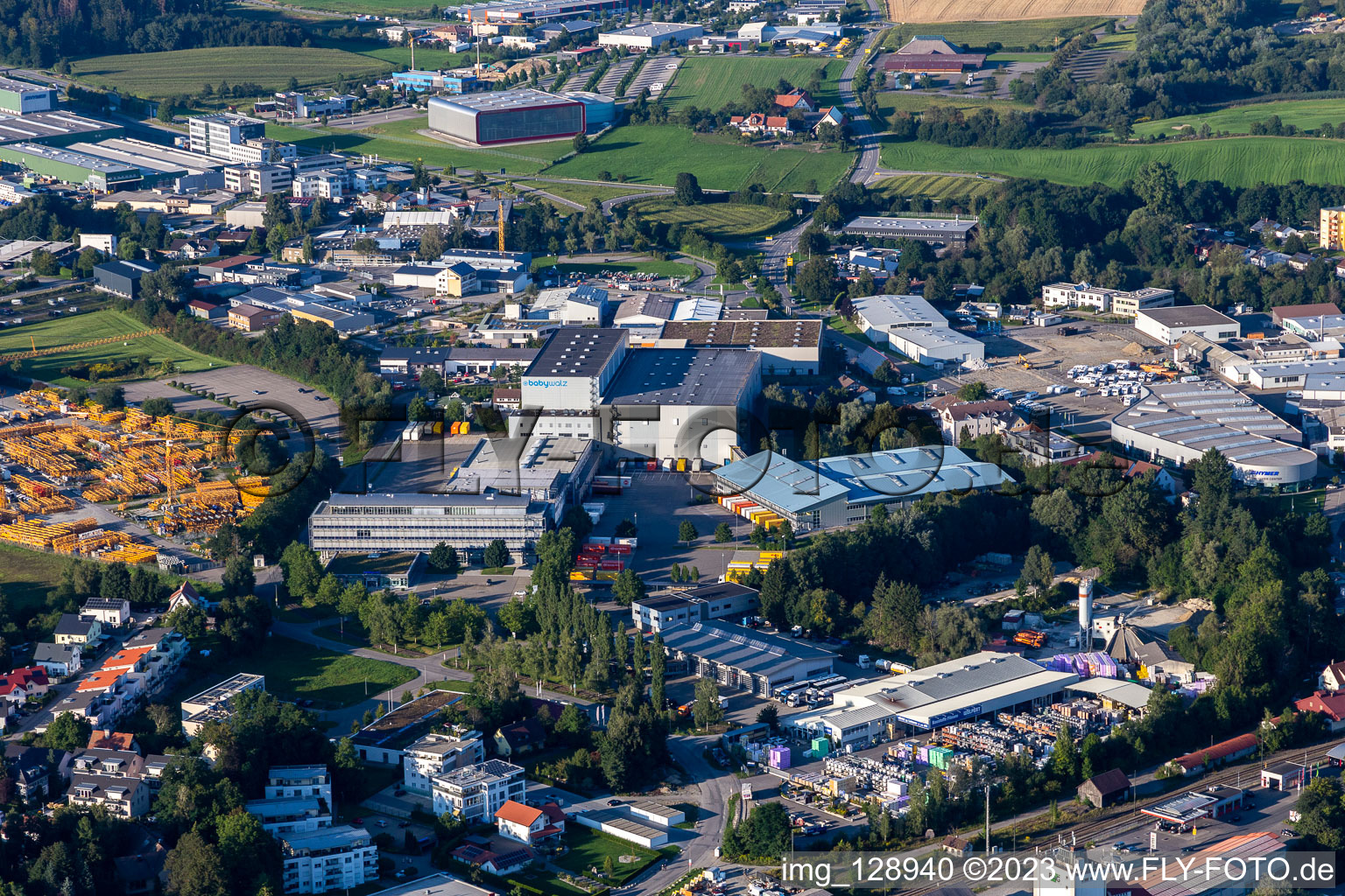 Schrägluftbild von Gebäudekomplex und Logistikzentrum auf dem Gelände von Versandhaus Walz GmbH, Baby-Walz in Bad Waldsee im Bundesland Baden-Württemberg, Deutschland