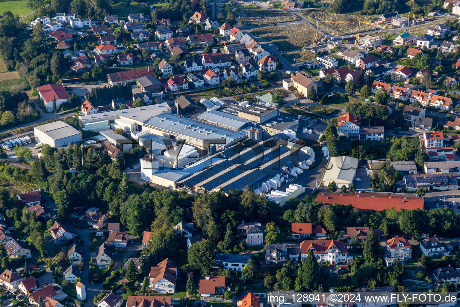 Gebäude und Produktionshallen auf dem Fabrikgelände DER Hirsch Porozell GmbH in Bad Waldsee im Ortsteil Steinach im Bundesland Baden-Württemberg, Deutschland