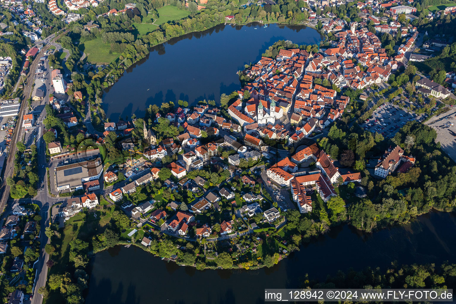 Stadtansicht des Innenstadtbereiches an den Uferbereichen des Stadt See in Bad Waldsee im Bundesland Baden-Württemberg, Deutschland aus der Luft