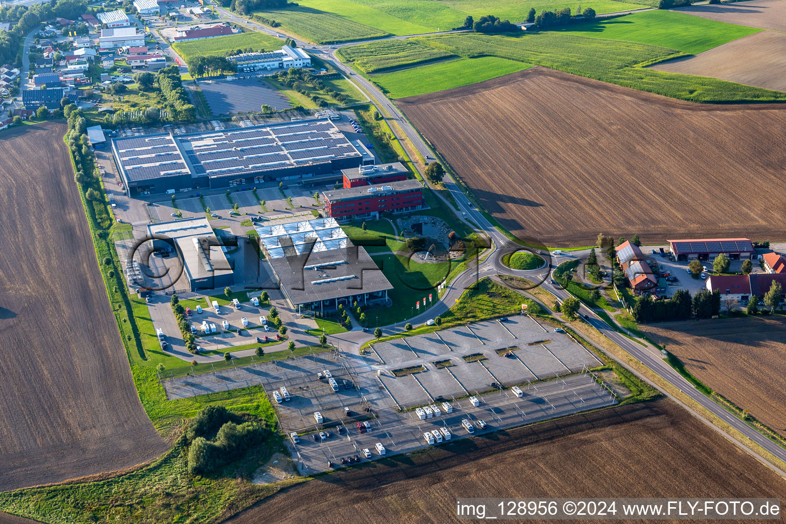 Gebäude und Produktionshallen auf dem Fahrzeugbau- Werksgelände der Carthago Reisemobilbau GmbH in Aulendorf im Ortsteil Unterrauhen im Bundesland Baden-Württemberg, Deutschland