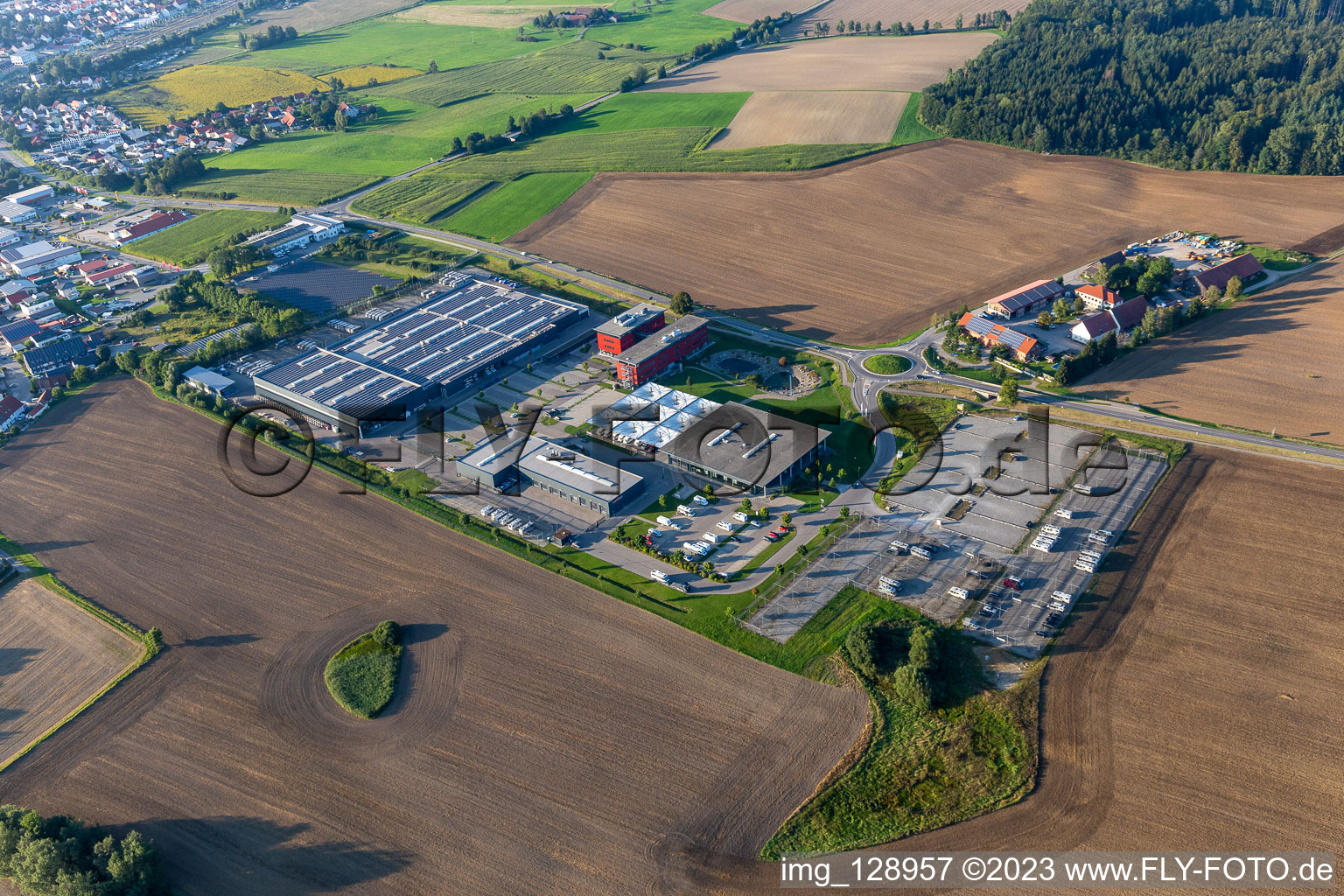Luftbild von Gebäude und Produktionshallen auf dem Fahrzeugbau- Werksgelände der Carthago Reisemobilbau GmbH in Aulendorf im Ortsteil Unterrauhen im Bundesland Baden-Württemberg, Deutschland